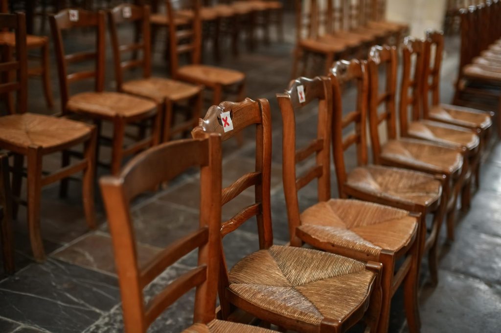 How to choose church chairs