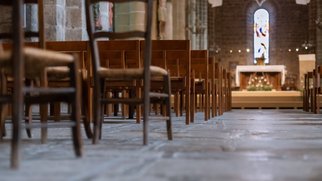 Pews vs Chairs in Church: What to Choose?
